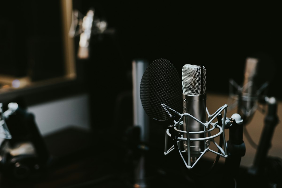 Podcast microphone VoiceFlare AI voice studio